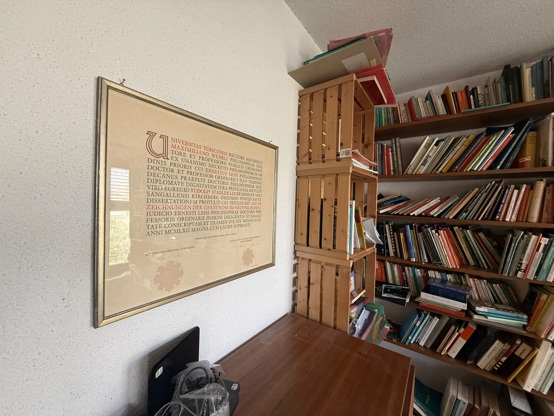 Detailansicht einer Bibliothek vor der Räumung